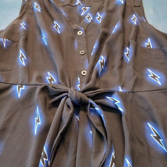 Torrid Women's 1  V Neck Button Down Tied at waist Sleeveless Polyester Top - Picture 2 of 7